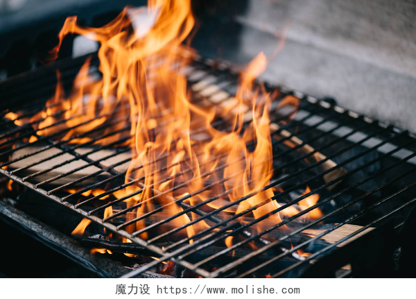 烧烤架上燃烧的火焰燃烧柴火火焰通过 bbq 烤架格栅